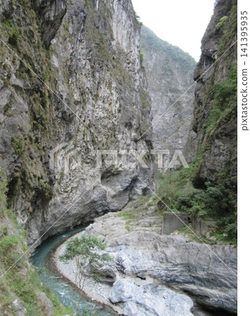 The winding canyon scenery of Taroko National Park in Taiwan 141395935