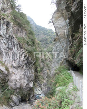 這是台灣太魯閣峽谷白陽步道穿過洞穴的景色。 這是台灣太魯閣峽谷白陽步道穿過洞穴的景色。 141395945