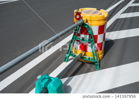 施工現場前方的道路上安裝了安全設備 施工現場前方的道路上安裝了安全設備 141397956