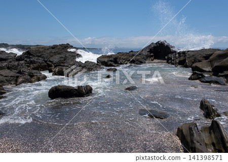 Waves crashing against the rocky shore of Jogashima Island in Miura City, Kanagawa Prefecture. 141398571