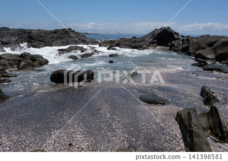 神奈川縣三浦市城島的岩石海岸景觀。 神奈川縣三浦市城島的岩石海岸景觀。 141398581