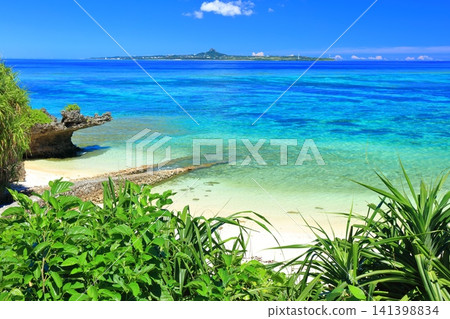 [Okinawa Prefecture] The beautiful beaches of Okinawa Ocean Expo Park and Ie Island under a clear blue sky (Okinawa Ocean Expo Park) 141398834