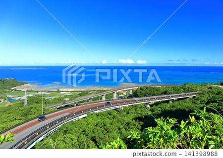 [Okinawa Prefecture] Nirai Bridge and Kanai Bridge under clear skies 141398988