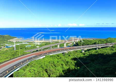 [Okinawa Prefecture] Nirai Bridge and Kanai Bridge under clear skies 141398990