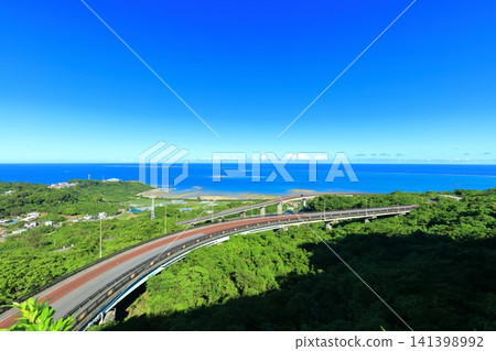[Okinawa Prefecture] Nirai Bridge and Kanai Bridge under clear skies 141398992