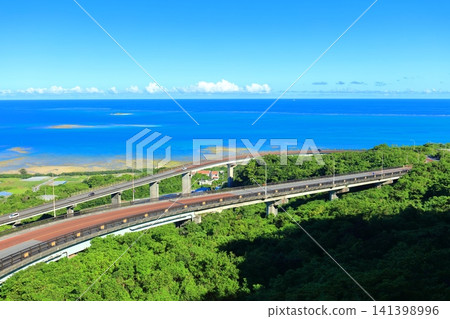 [Okinawa Prefecture] Nirai Bridge and Kanai Bridge under clear skies 141398996