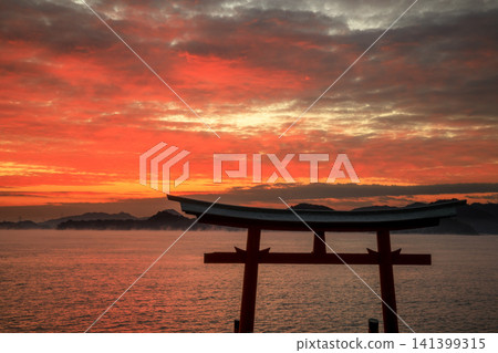 Morning glow over the Seto Inland Sea, Hiroshima Prefecture, with sea fog drifting through the water. Morning glow over the Seto Inland Sea, Hiroshima Prefecture, with sea fog drifting through the water. 141399315