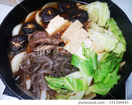For sukiyaki, you first grill the meat. 141399441