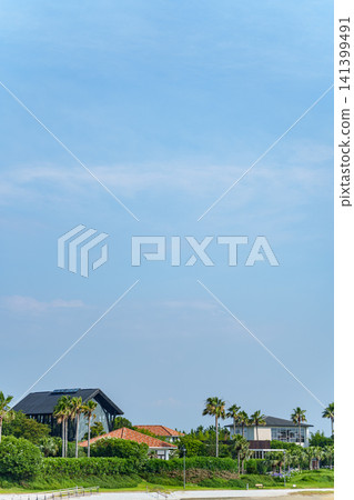 The resort-like townscape of Kobe's Suma Beach, with its sky and rows of palm trees. The resort-like townscape of Kobe's Suma Beach, with its sky and rows of palm trees. 141399491