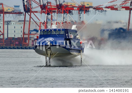 疾馳在海面上…一架噴射水翼艇翱翔在東京港上空。 疾馳在海面上…一架噴射水翼艇翱翔在東京港上空。 141400191