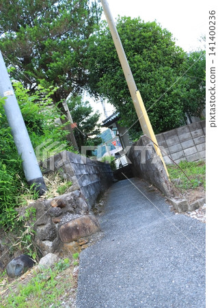 一條小路蜿蜒穿過房屋之間的空隙。 一條小路蜿蜒穿過房屋之間的空隙。 141400236