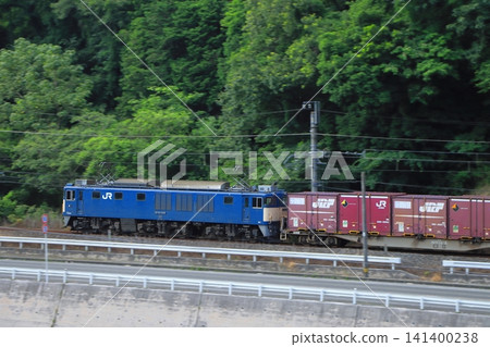 A freight train pulled by EF64-1025 locomotive speeding along the Hakubi Line_Photographed on June 18, 2026 A freight train pulled by EF64-1025 locomotive speeding along the Hakubi Line_Photographed on June 18, 2026 141400238