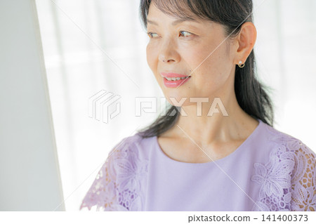 可愛的高級女子微笑 141400373