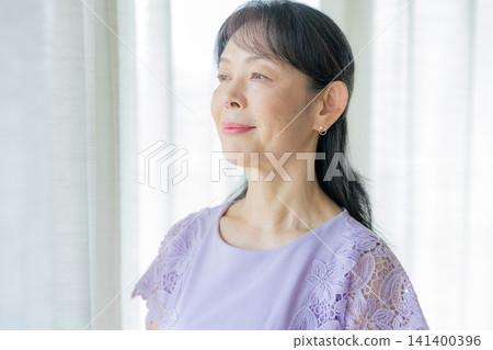 可愛的高級女子微笑 141400396