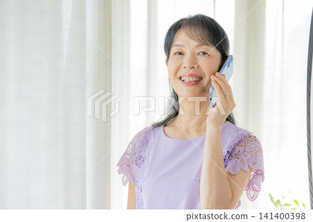 使用智能手機的高級女性 141400398