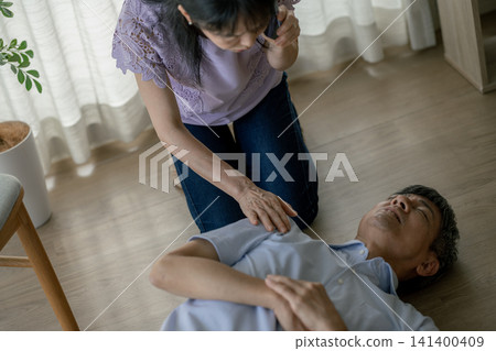 老年男子暈倒後，妻子撥打急救電話 141400409