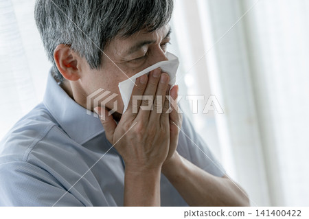 一位老年男子正在使用紙巾 141400422