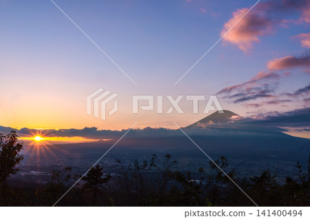 從足柄城遺址眺望,夕陽西下,富士山沐浴在魔幻時刻的美景令人嘆為觀止。 從足柄城遺址眺望,夕陽西下,富士山沐浴在魔幻時刻的美景令人嘆為觀止。 141400494
