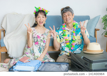 一對老年夫婦計劃旅行 141400964