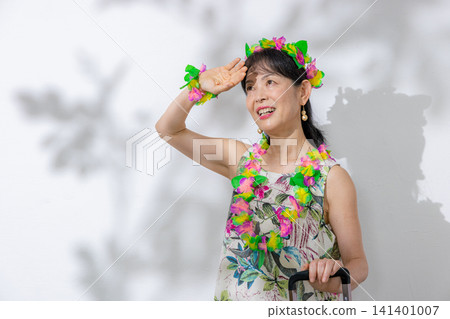Senior women traveling Senior women traveling 141401007