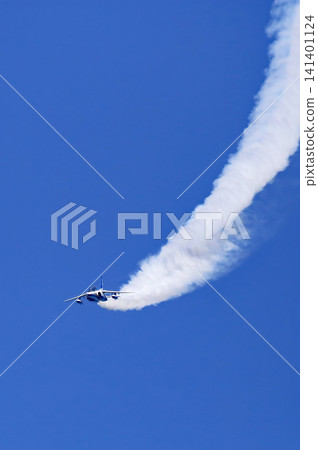 The Blue Impulse aerobatic team flies, drawing white smoke trails across the blue sky. 141401124