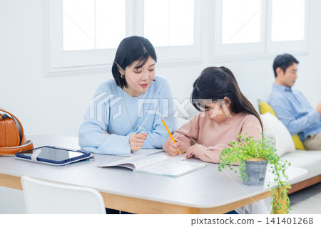 Parents and children talking about learning 141401268