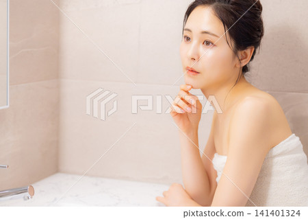 放鬆在衛生間裡的婦女 放鬆在衛生間裡的婦女 141401324