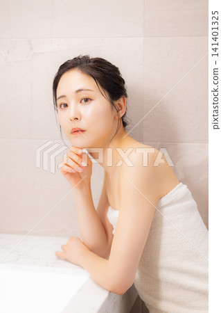 放鬆在衛生間裡的婦女 141401325