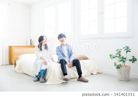 一對夫婦在臥室放鬆身心 一對夫婦在臥室放鬆身心 141401351