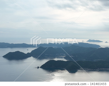 【空拍圖】夕陽西下,愛媛郡由良半島壯麗的海岸線熠熠生輝。 【空拍圖】夕陽西下,愛媛郡由良半島壯麗的海岸線熠熠生輝。 141401433