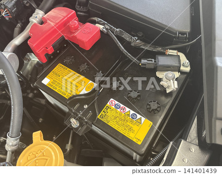 汽車引擎室內的電池 141401439
