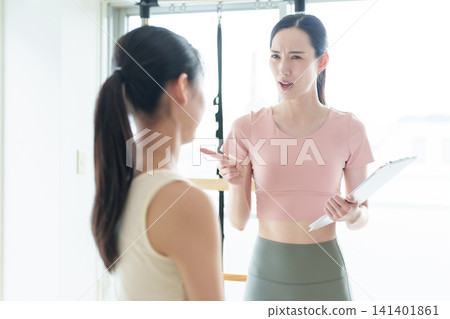 一位普拉提教練正在為學生們講課 一位普拉提教練正在為學生們講課 141401861