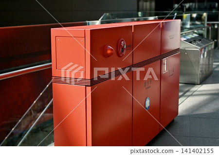 防災和消防設備圖片:一個現代化的消防栓儲物箱,指示燈亮起。 防災和消防設備圖片:一個現代化的消防栓儲物箱,指示燈亮起。 141402155