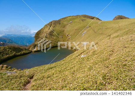 德島縣的御根山,以及從東面看到的御根山和箕越池的景色。 德島縣的御根山,以及從東面看到的御根山和箕越池的景色。 141402346