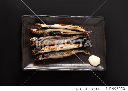 烤毛鱗魚（胡瓜魚）帶魚籽。 141402650