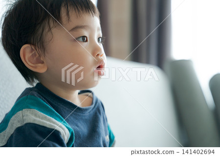 小孩坐在沙發上 小孩坐在沙發上 141402694