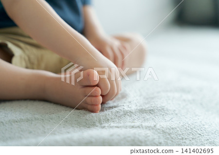 幼兒的腳放在沙發上 141402695