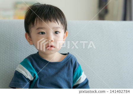 小孩坐在沙發上 小孩坐在沙發上 141402784
