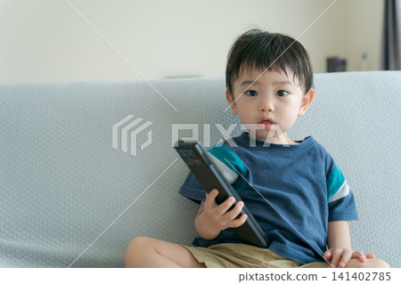 幼兒拿著遙控器 141402785