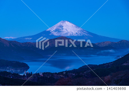 [Kanagawa Prefecture] Mount Fuji viewed from Hakone in the depths of winter at dawn 141403698