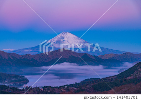 [Kanagawa Prefecture] Mount Fuji viewed from Hakone in the depths of winter at dawn 141403701