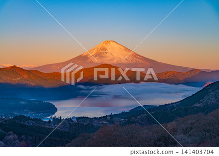 【神奈川縣】冬日清晨，從箱根眺望富士山 141403704