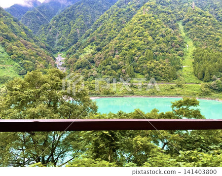 從電車上看到的碧綠湖泊和鬱鬱蔥蔥的青山。 從電車上看到的碧綠湖泊和鬱鬱蔥蔥的青山。 141403800
