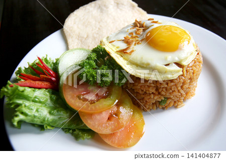 fried egg with bacon and salad 141404877