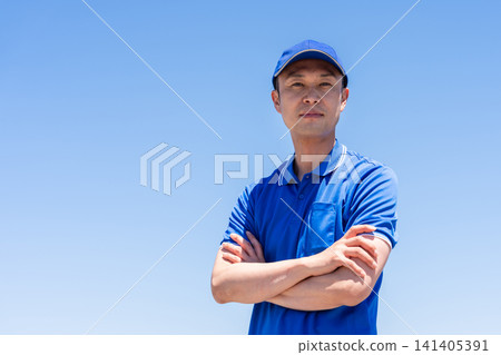 藍天和一位男性卡車司機 141405391