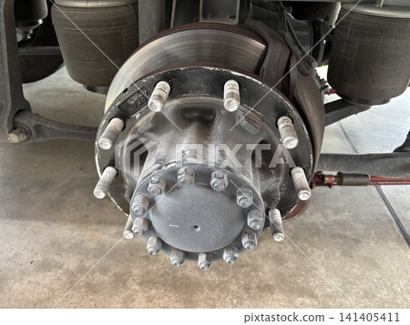 Rear wheel hub of a large truck Rear wheel hub of a large truck 141405411