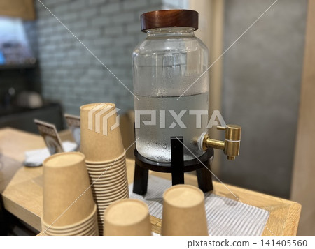 櫃檯上放著冷水機和紙杯。 櫃檯上放著冷水機和紙杯。 141405560