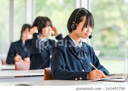 Elementary school, junior high school, and high school students taking classes wearing intercoms and headsets (ICT education, e-learning) Elementary school, junior high school, and high school students taking classes wearing intercoms and headsets (ICT education, e-learning) 141405700