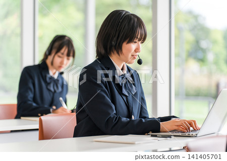 Elementary school, junior high school, and high school students taking classes wearing intercoms and headsets (ICT education, e-learning) Elementary school, junior high school, and high school students taking classes wearing intercoms and headsets (ICT education, e-learning) 141405701