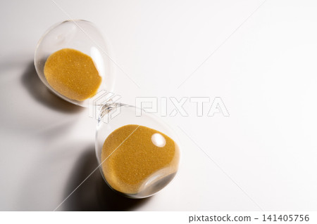 白色背景上的沙漏和時間符號。 白色背景上的沙漏和時間符號。 141405756